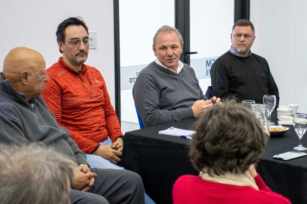 Vecinalistas se reunieron con el Intendente y su equipo en el CGM Oeste