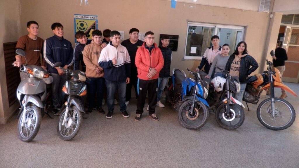 Estudiantes recibieron cinco motos donadas por el Municipio para completar su formación técnica