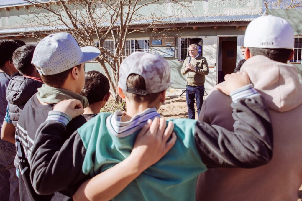 Se inauguró una cancha de césped sintético para los chicos de la Granja Siquem