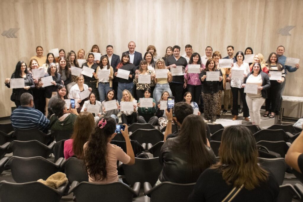 Entregaron los primeros 50 certificados a quienes completaron el curso de cuidadores domiciliarios