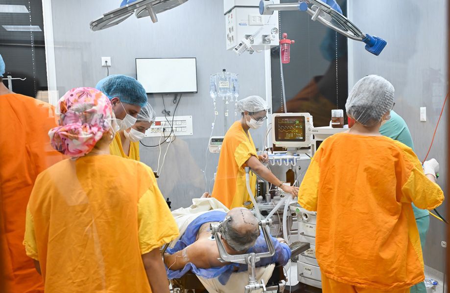 Avance en la medicina pública: Realizan dos cirugías cerebrales con estimulación de emociones