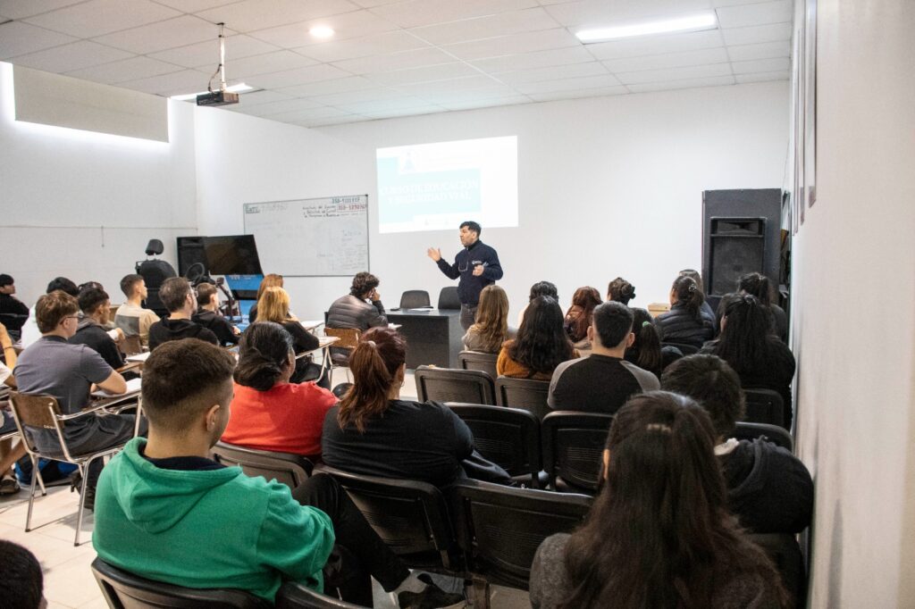 Con gran demanda, se multiplican los cursos para obtener la primera licencia de conducir