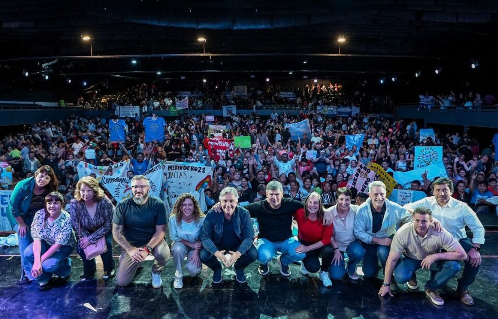 Llaryora encabezó un encuentro con más de 5.500 trabajadores de la economía popular
