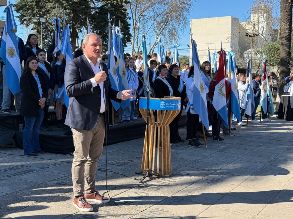 De Rivas encabezó un emotivo acto por el Día del Maestro en Río Cuarto