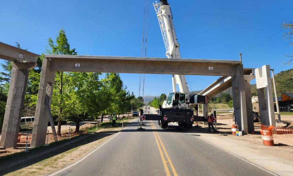 Villa General Belgrano: Ya se monta una pasarela peatonal para acceder a la nueva terminal