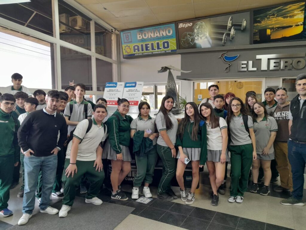 La industria metalúrgica abre sus puertas a estudiantes en una jornada de vinculación educativa