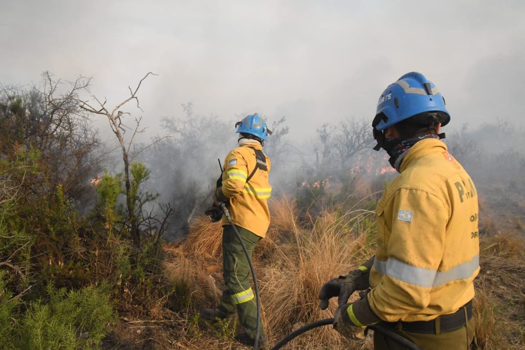 Con riesgo extremo de incendios se trabaja para contener el sector oeste de la Quebrada de Condoritos