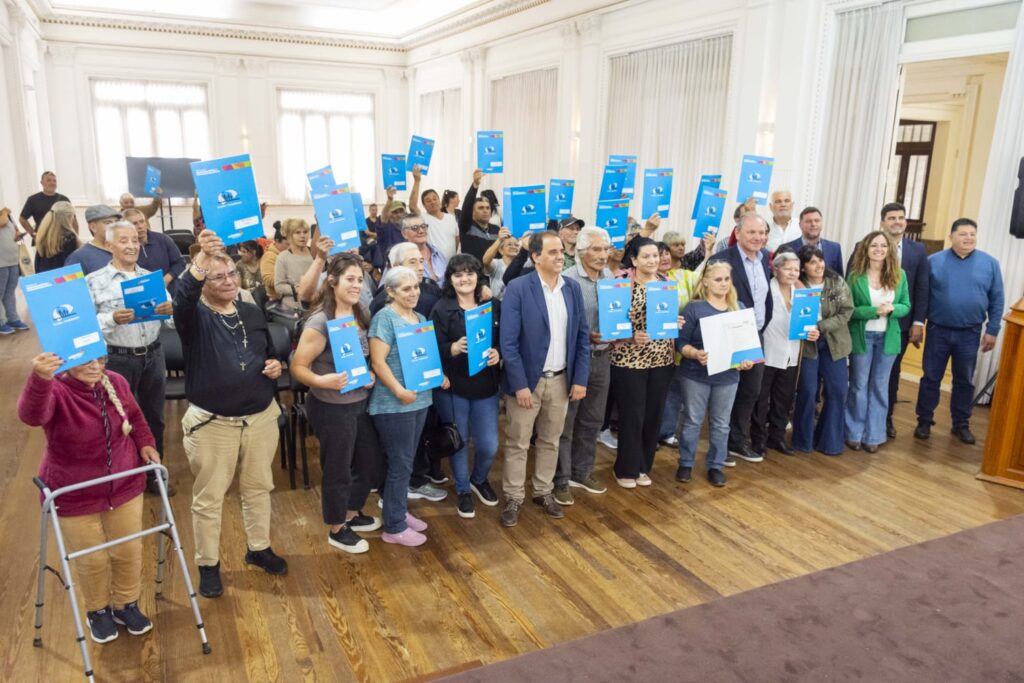 Tras una larga espera, 28 familias de Barrio Río Limay recibieron sus escrituras