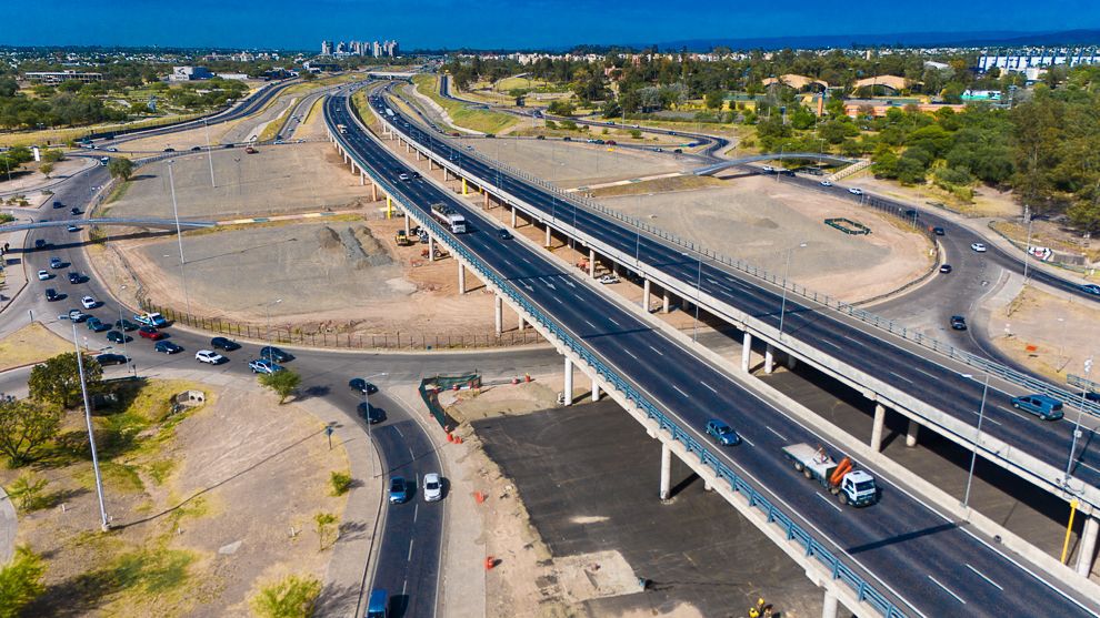 La construcción del nuevo estacionamiento frente al Estadio Kempes, con un avance del 40%