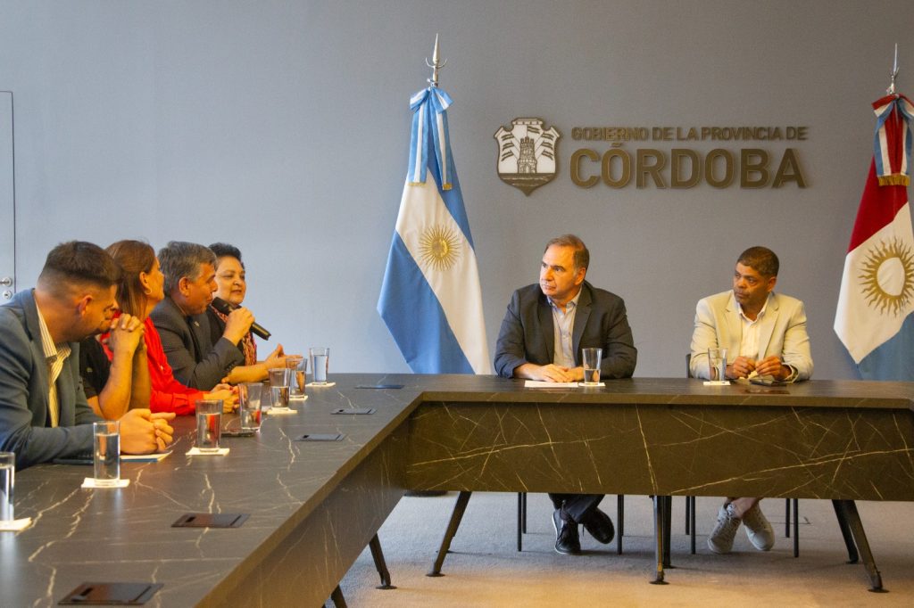 La Provincia entregó kits deportivos para más de 300 escuelas rurales