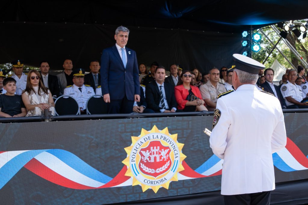 Quinteros encabezó el desfile por el 165° aniversario de la Policía de Córdoba