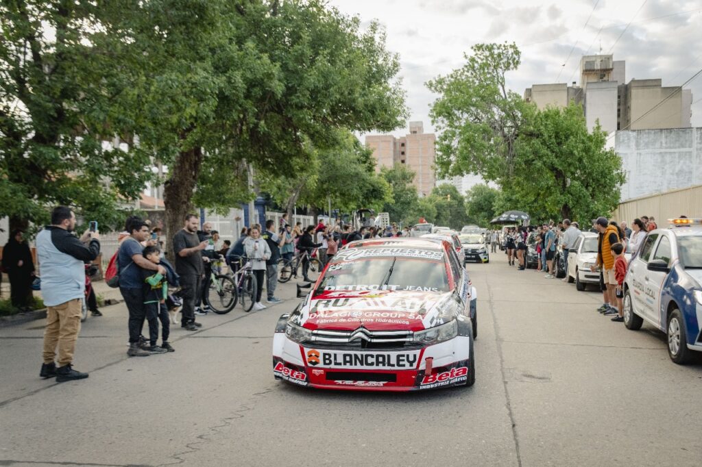 Cientos de vecinos acompañaron el paso del TN APAT por las calles de Río Cuarto