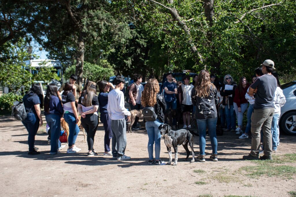 Estudiantes recorrieron el Centro de Reinserción, donde hay más de 270 animales que esperan ser adoptados