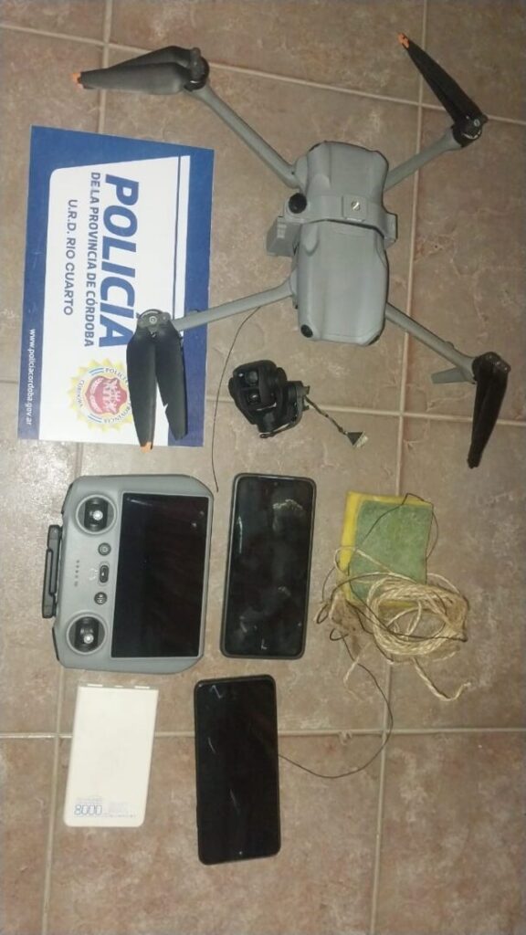 Intentaba ingresar elementos a la cárcel utilizando un dron y el aparato cayó en el patio de un hogar de ancianos.
