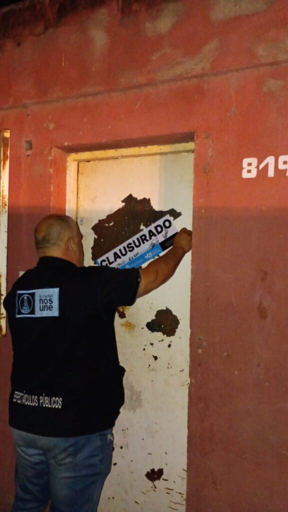 Se clausura fiesta clandestina en barrio 130 Viviendas