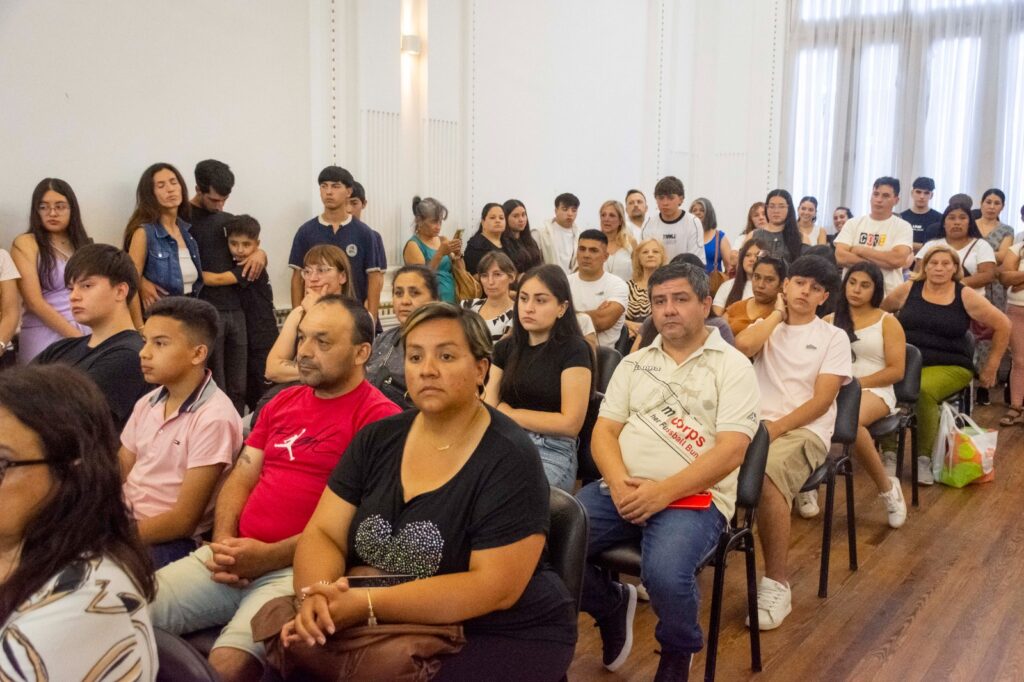 Entregan certificados a más de 100 personas que se capacitaron en cursos de turismo y gastronomía