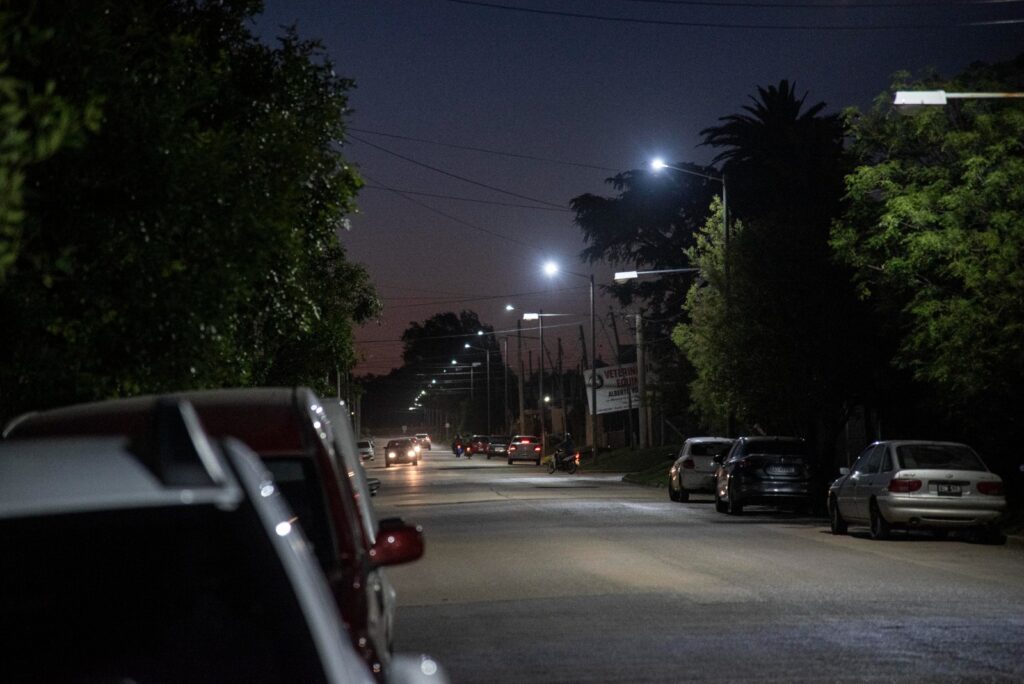 1000 luces LED: colocaron 30 nuevas luminarias en la calle Pte. Perón Oeste