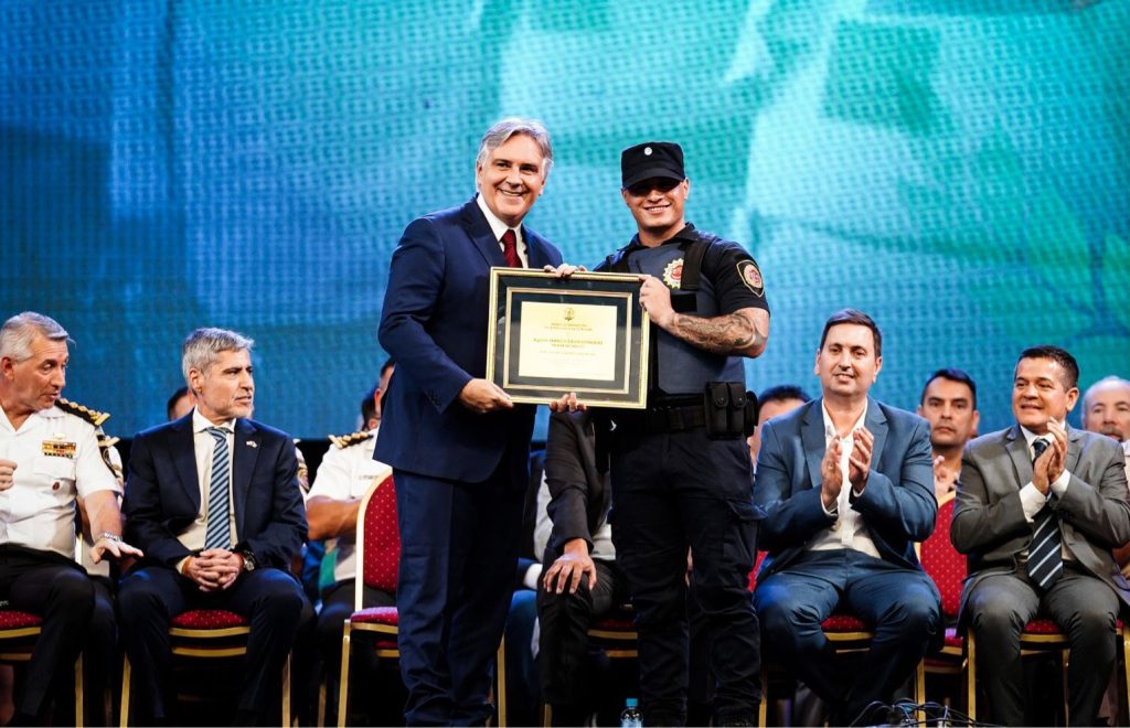 Llaryora encabezó el egreso de más de 500 nuevos policías y anunció nuevas inversiones