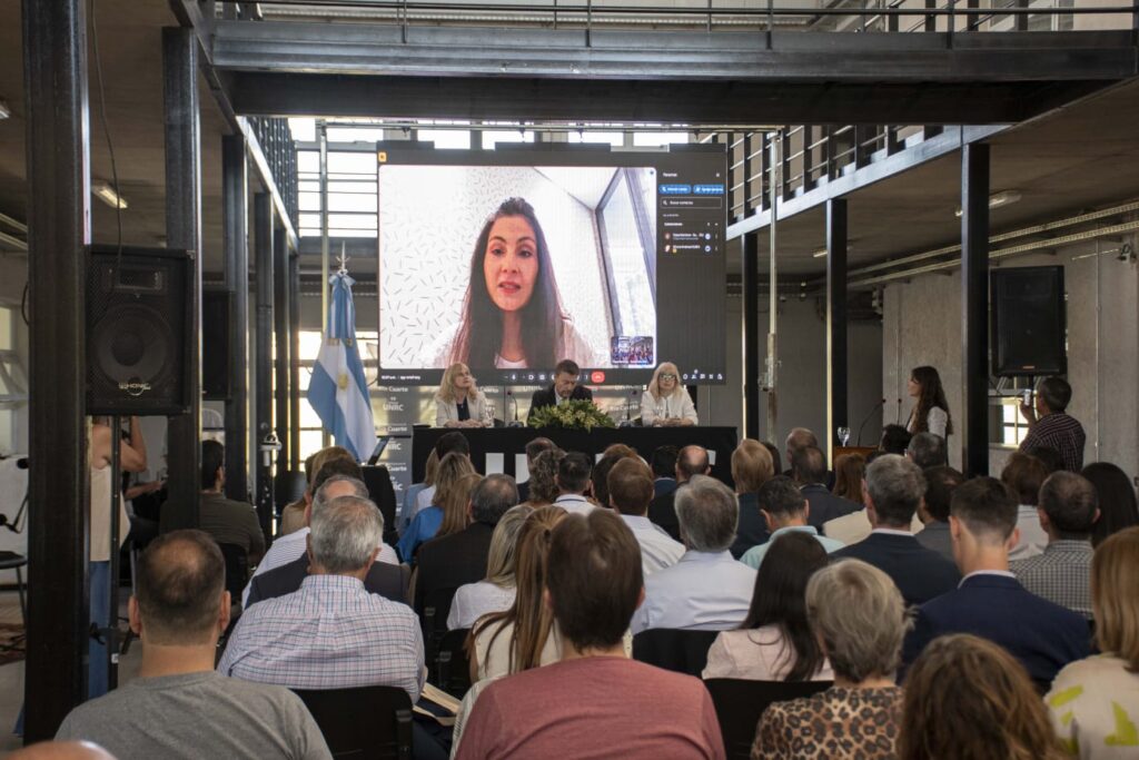 Debate sobre los efectos de la transformación digital en la UNRC