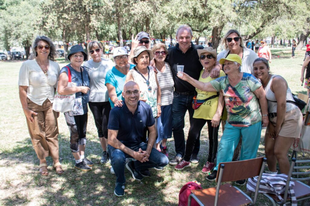 Plenitud y Movimiento: decenas de adultos mayores disfrutaron de una jornada especial en el río