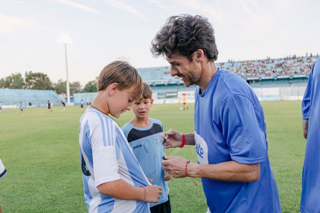 El Deporte Nos Une reunió a una multitud en un partido solidario en Río Cuarto