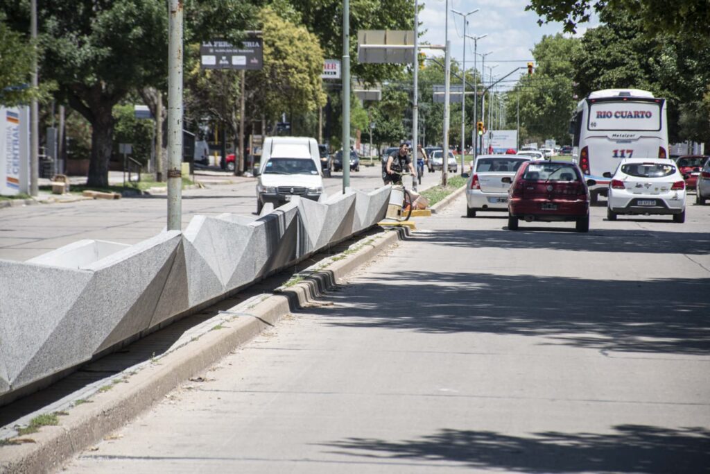 Instalan canteros en el bulevar de Sabattini y avanza la revitalización de la avenida