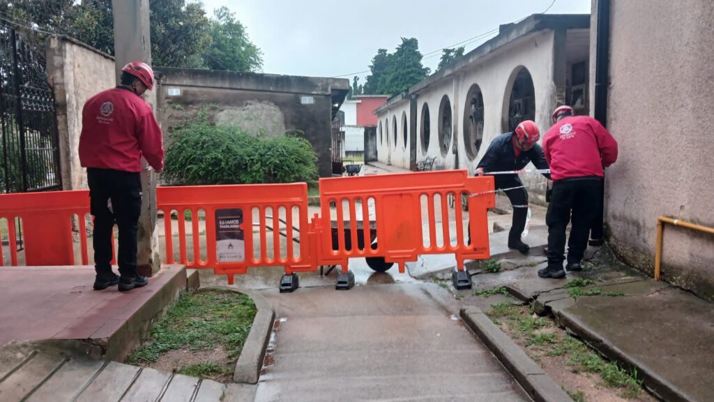 Defensa Civil intervino en el Cementerio de la Concepción por una galería que sufrió daños en su estructura