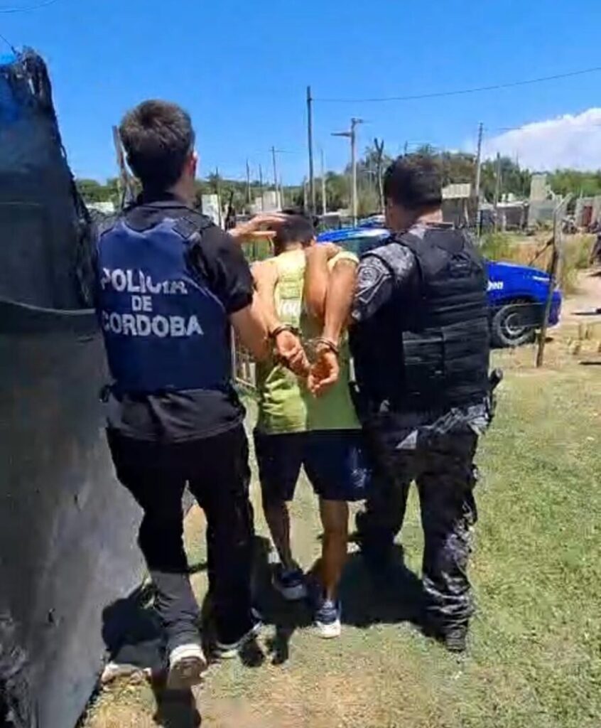 Detuvieron a un hombre por los asaltos a jóvenes que festejaban el UDQ. Secuestraron el automóvil sindicado en el hecho.