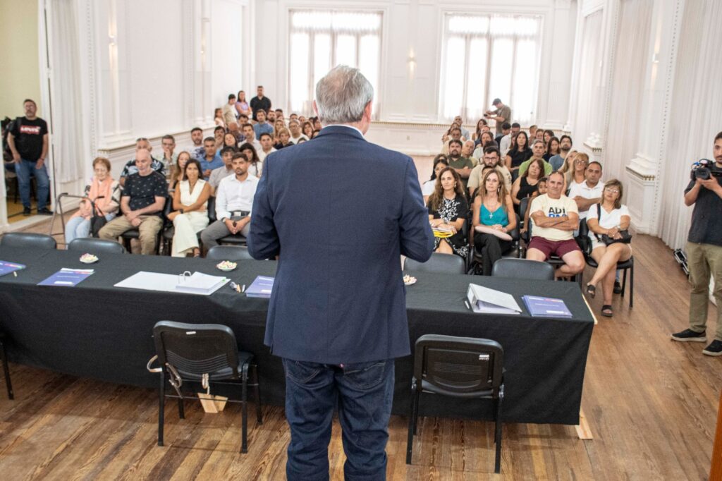 De Rivas encabezó la firma de otras 36 escrituras para familias de la ciudad