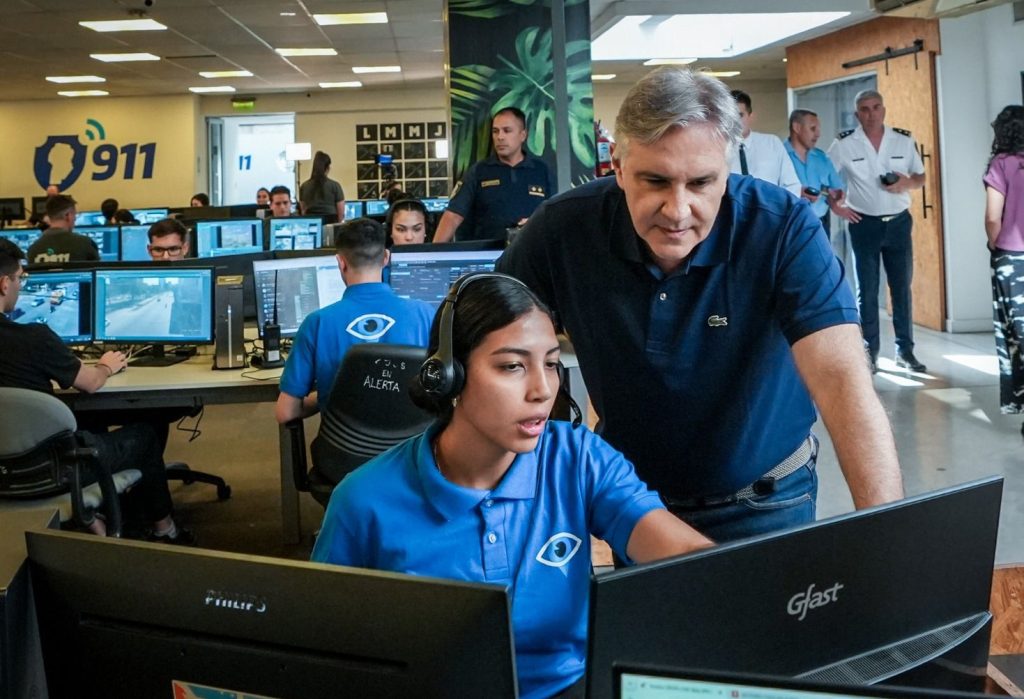 Llaryora visitó el Centro de Monitoreo de Cordobeses en Alerta