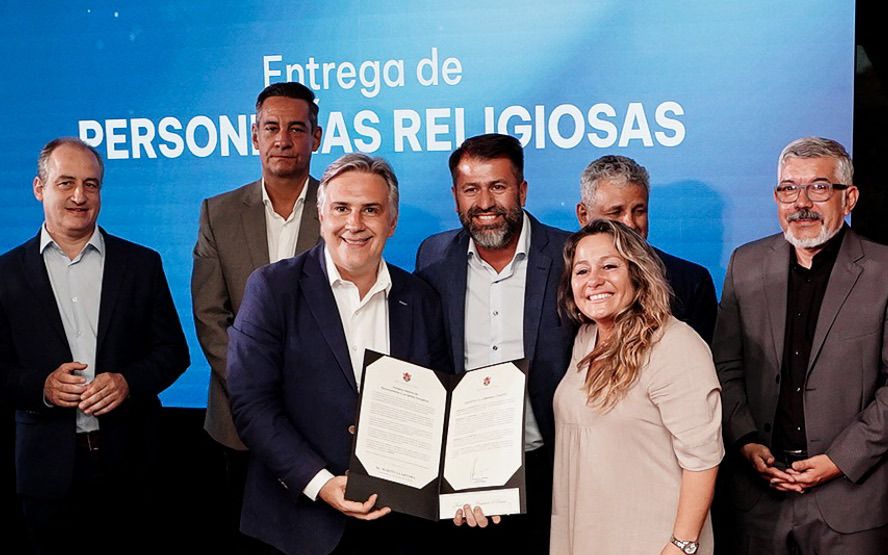 Llaryora entregó las primeras personerías jurídicas religiosas de la provincia