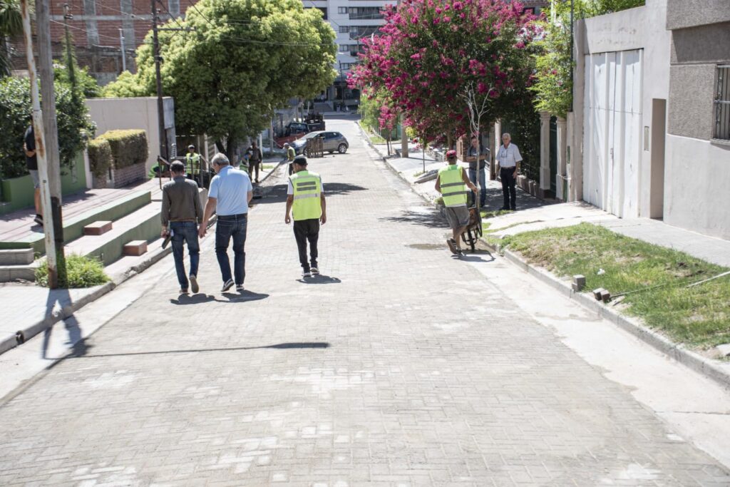 Avanzan las obras de pavimentación con adoquines municipales