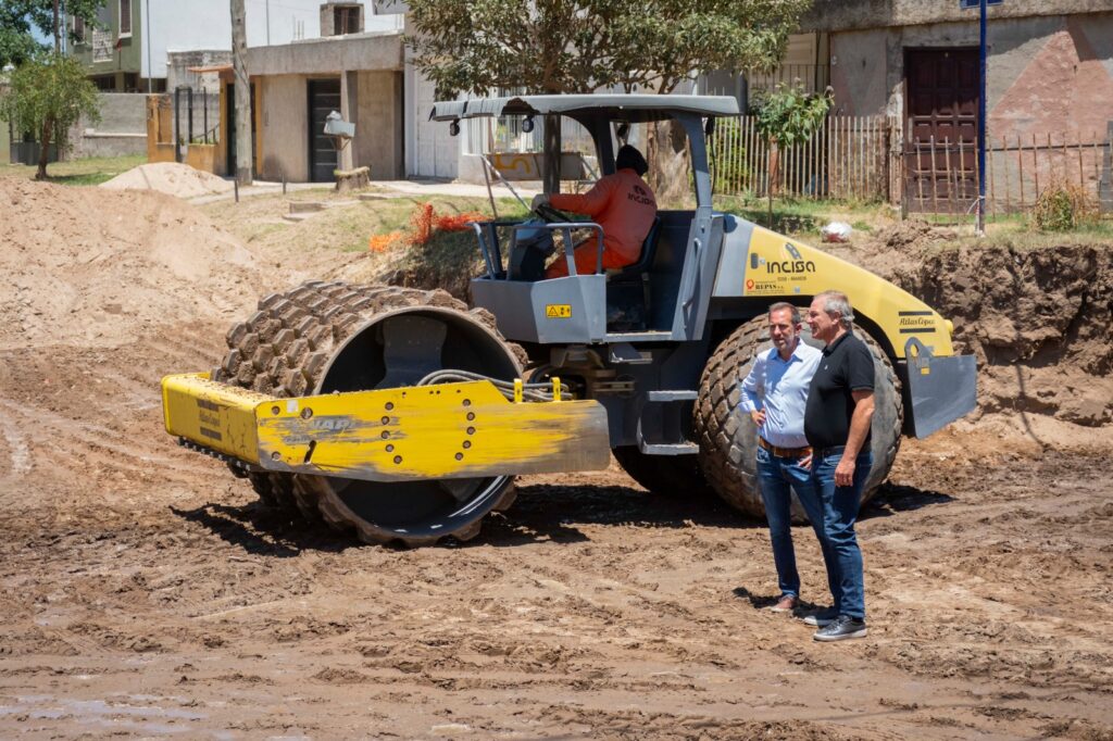 De Rivas recorrió obras de pavimentación en Alberdi y anunció un nuevo frente de trabajo