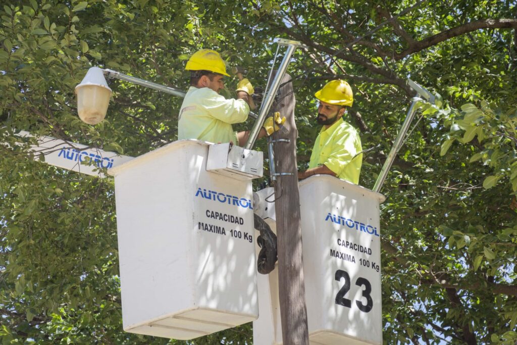 Instalan 24 luminarias LED en la costa sur del río