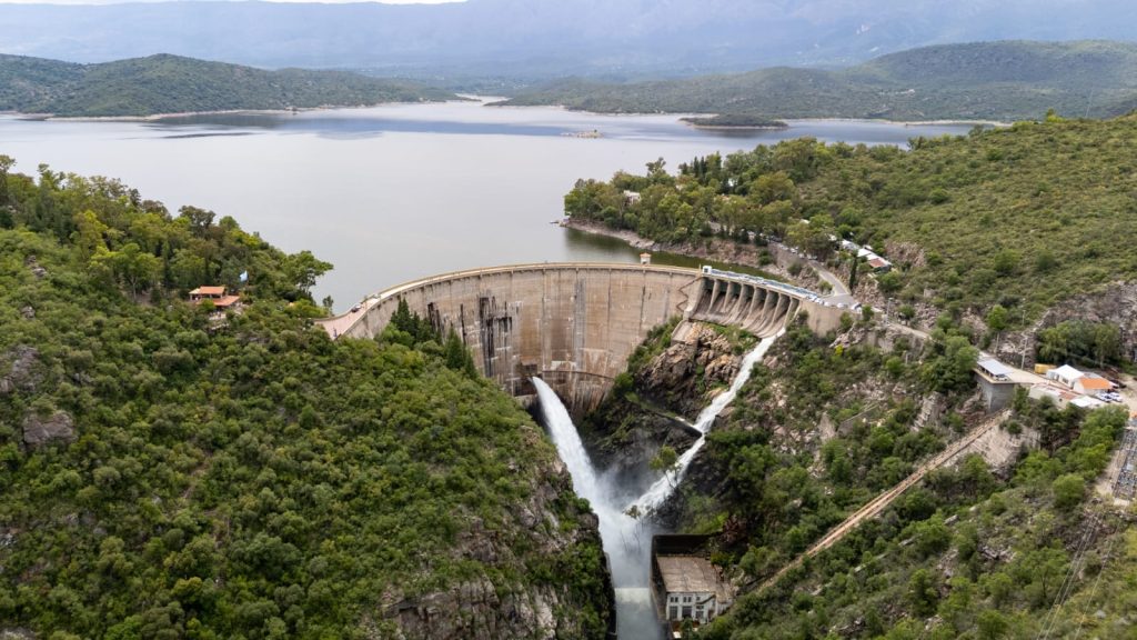 Dique la Viña: Apertura parcial de una compuerta