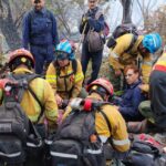 Bomberos cordobeses rescataron a dos personas en medio del combate del fuego en Chubut