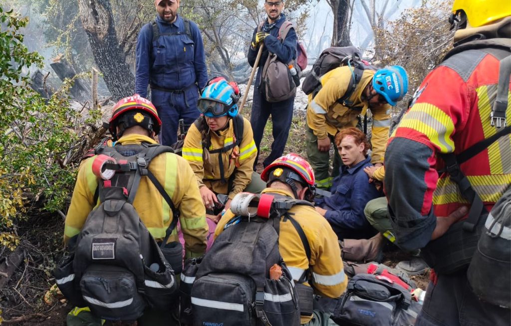 Bomberos cordobeses rescataron a dos personas en medio del combate del fuego en Chubut