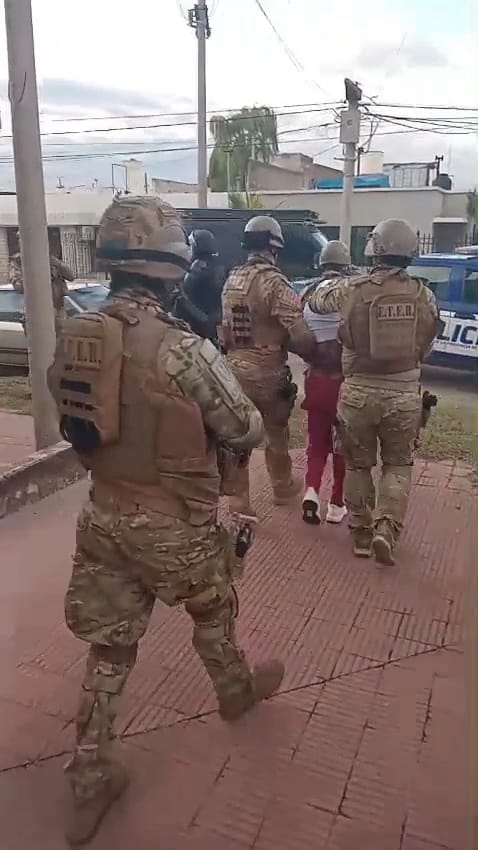 Detuvieron a un hombre por hecho de violencia urbana. Secuestraron el automóvil sindicado en el hecho, armas de fuego, cartuchos y celulares.