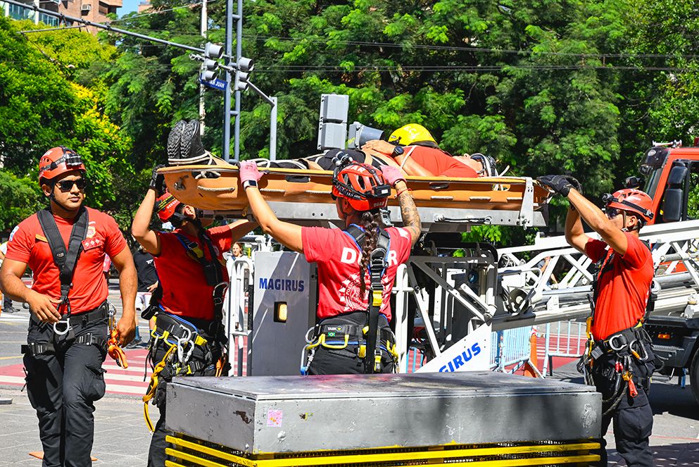 Bomberos de la Policía realizaron simulacros en altura en la fachada del Patio Olmos