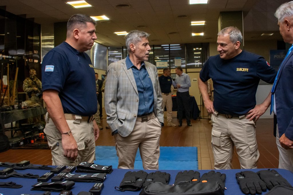 Seguridad: Prueba de concepto de guantes con descarga eléctrica