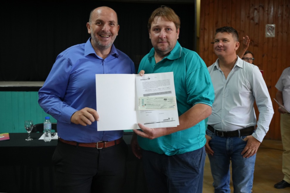 La Provincia entregó créditos para fortalecer la producción ganadera y láctea en el sur provincial