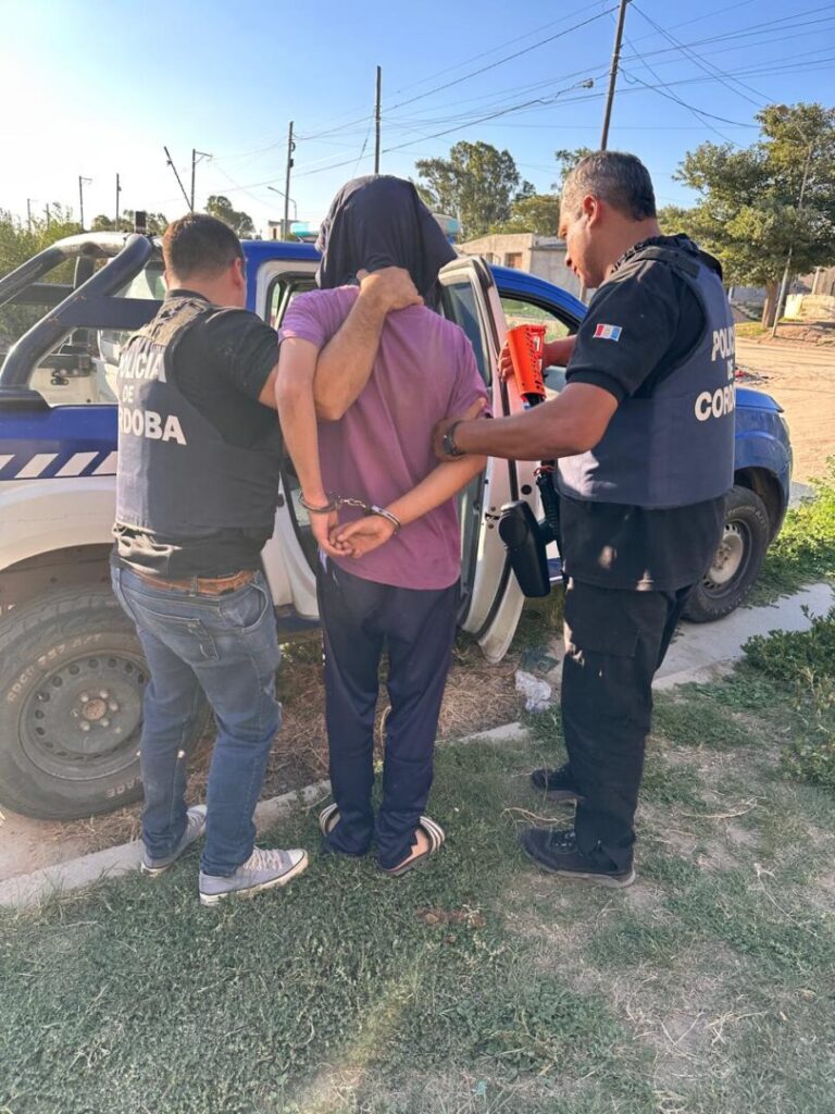 Allanamientos simultáneos: 15 personas detenidas, secuestro de armas, motocicletas y más de seis kilogramos de marihuana.*