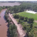 La Carlota: La obra de protección contra inundaciones ya alcanza un 40% de avance