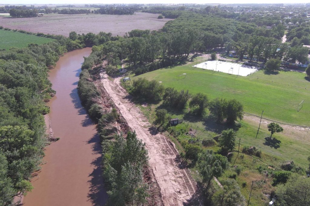 La Carlota: La obra de protección contra inundaciones ya alcanza un 40% de avance