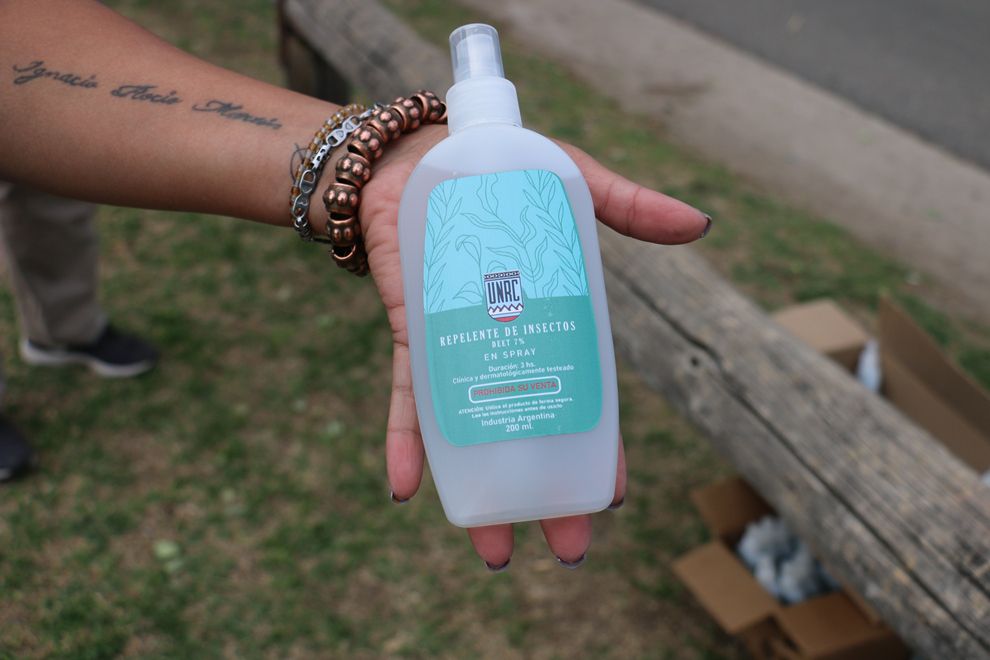 Río Cuarto: en un operativo conjunto, entregaron repelentes y promovieron acciones contra el dengue sobre un sector de la costanera