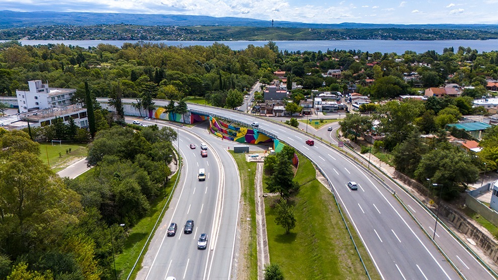 Un colorido mural decorará el puente de ingreso a Villa Carlos Paz