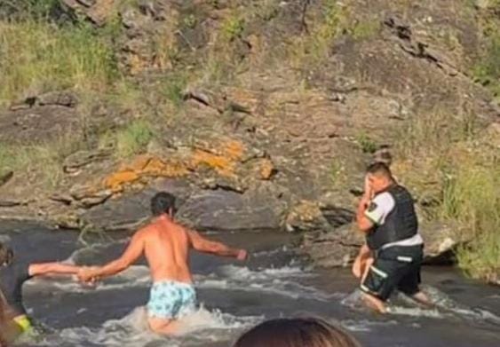 Vocación de servicio que salva vidas: heroico rescate en el río de Las Albahacas.