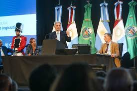 Salud: Llaryora presentó un programa de acceso a medicamentos gratuitos