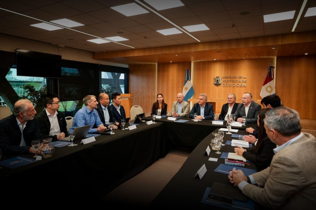 Llaryora recibió a empresarios chinos que buscan invertir en Córdoba