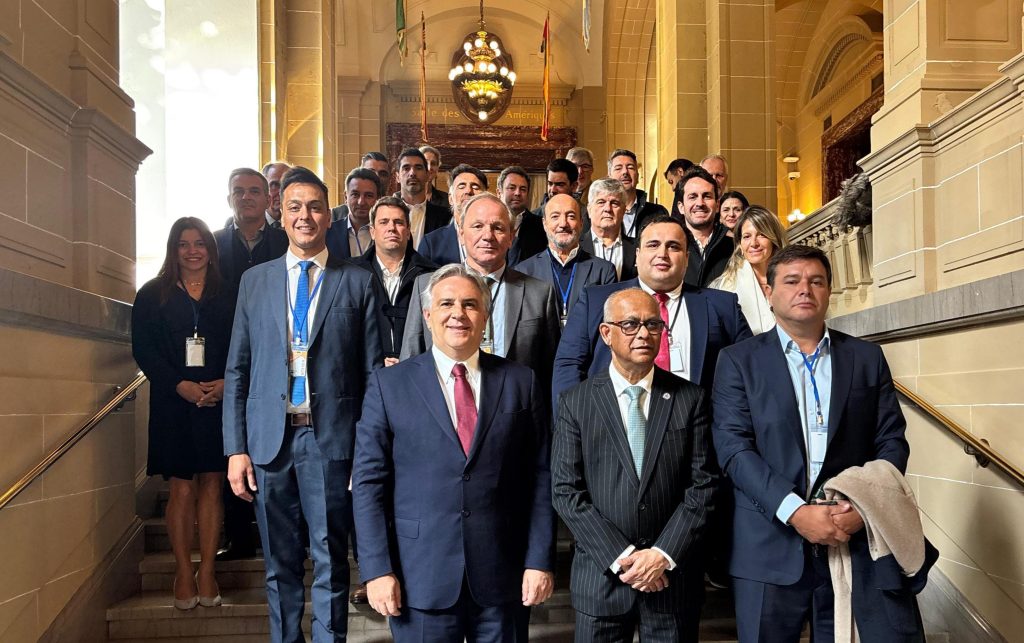 En Estados Unidos, Llaryora se reunió con el Secretario General de la OEA, Albert Ramdin